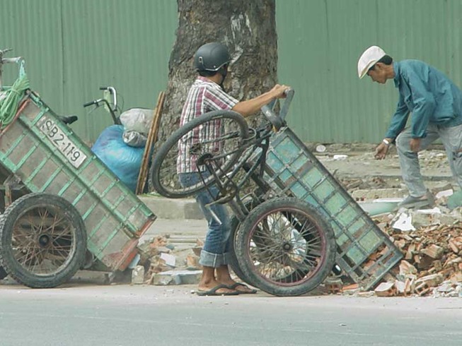 Rác xây dựng đổ bừa bãi vì thiếu nhà máy xử lý