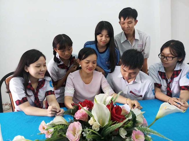 Cô giáo xinh đẹp nối lại 'bo mạch' cho học sinh cá biệt