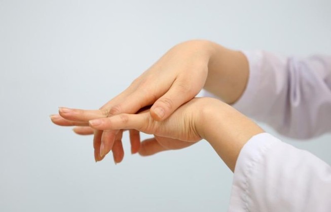 Không sinh thêm con, bị chồng đánh mất ngón tay