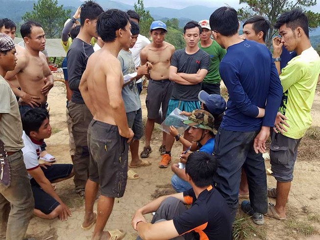 Thi thể phượt thủ đã được đưa lên đỉnh thác