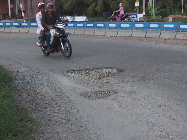 Chủ đầu tư nói gì về đường dẫn cầu Cổ Chiên sụp lún?