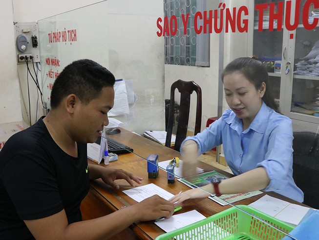 Phục vụ dân, cán bộ làm xuyên trưa, tối