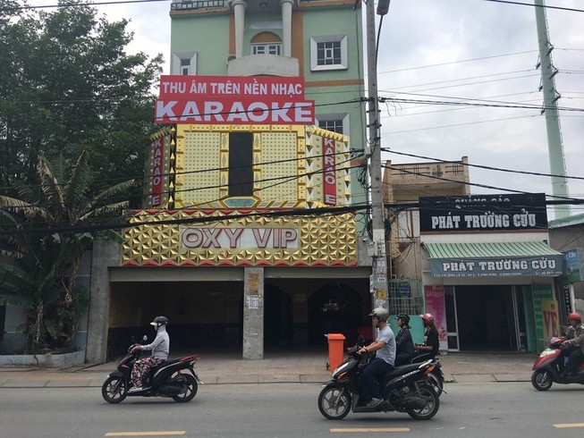 Có nhà không dám ở vì hàng xóm hát karaoke