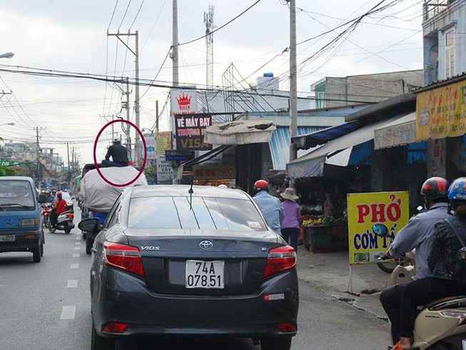 Leo lên nóc xe ngồi