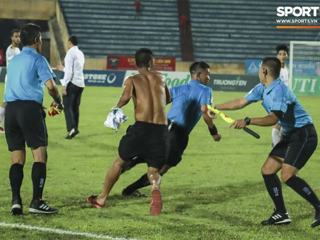 V-League mùa World Cup: Trọng tài bị đuổi đánh,PV bị hành hung