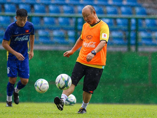 HLV Park Hang-seo: ‘Tuyến giữa còn yếu lắm!’