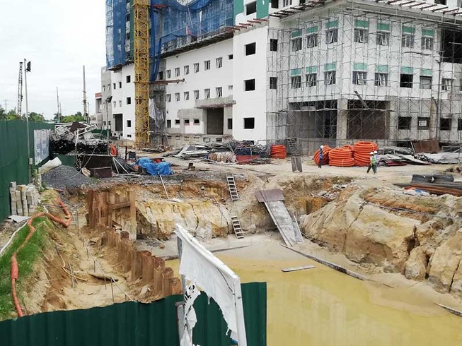 Mở lại đường bị đóng để xây bệnh viện