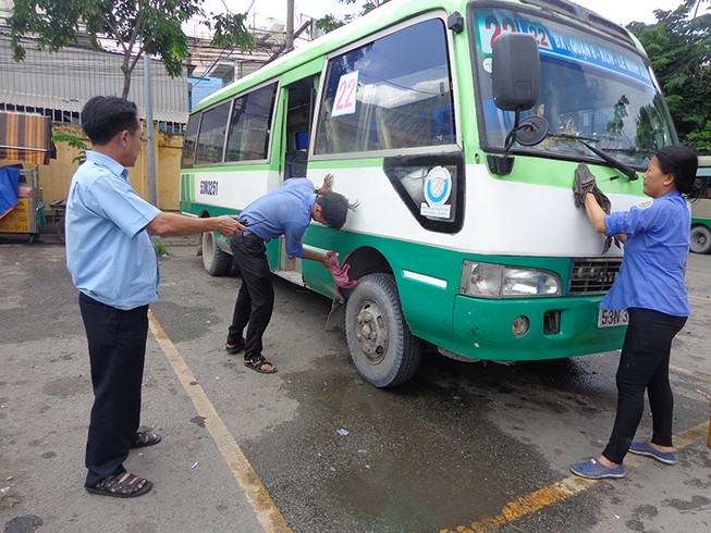 Mạng lưới xe buýt TP.HCM trước nguy cơ ‘vỡ trận’