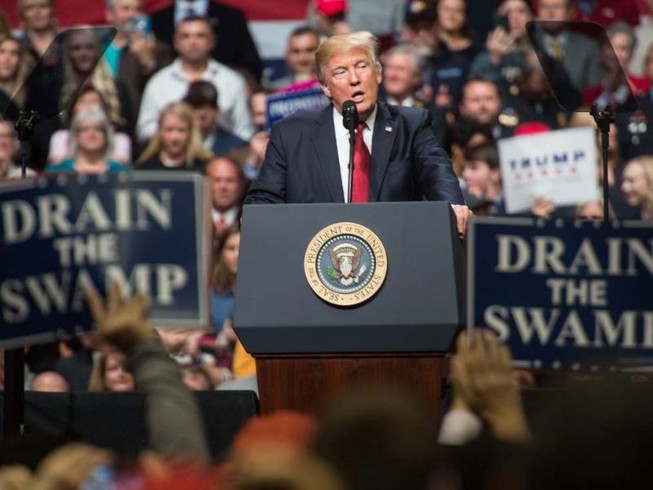 Sắc lệnh bị chặn phút chót, Trump nói tòa 'lạm quyền'