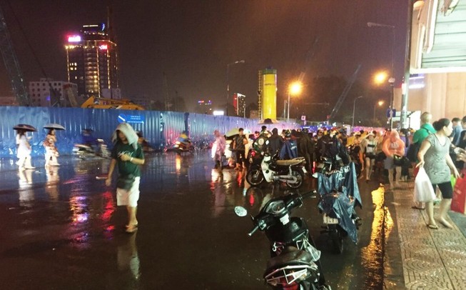 Mưa lớn, chợ Bến Thành lần đầu bị ngập
