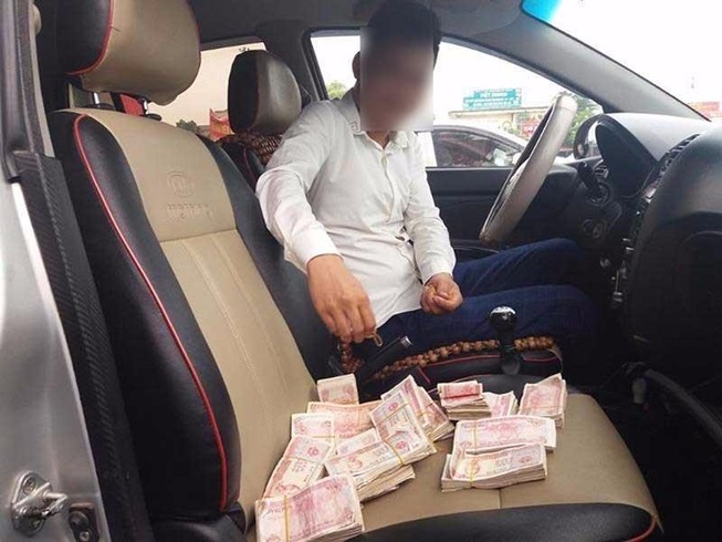 Dùng tiền lẻ trả phí: Công an hẹn làm việc với một DN