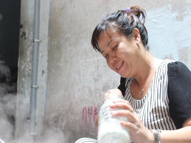 Ấm lòng người nghèo nhờ nồi cháo thịt bằm của chị Linh