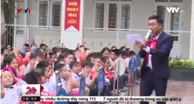 Thầy giáo hát rap dạy học sinh về an toàn giao thông