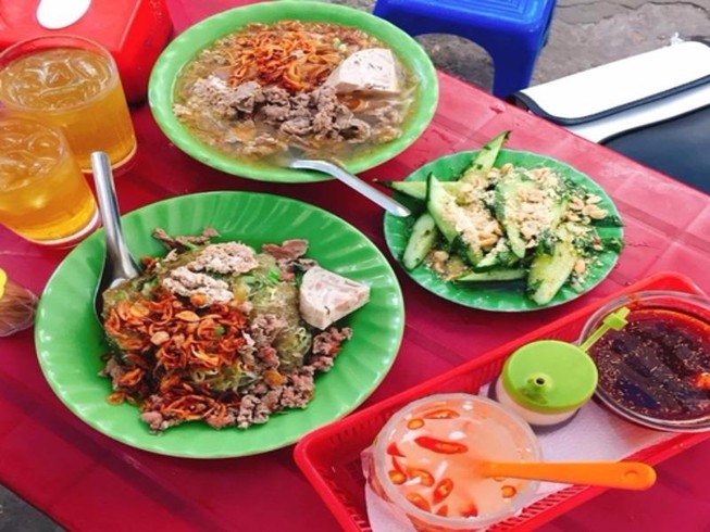 Ba quán ăn phải bốc số chờ đến lượt ở Hà Nội