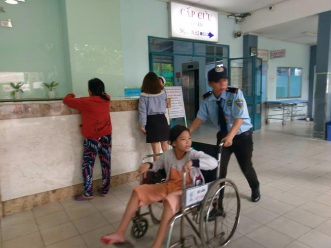Bệnh viện quận mà đông ghê...