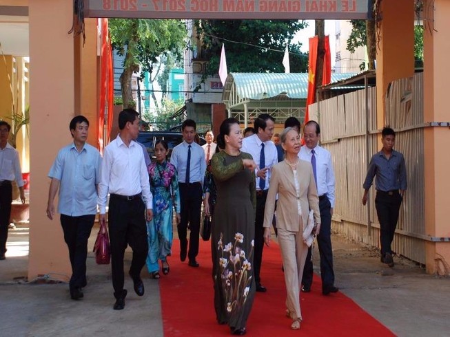 Bà Nguyễn Thị Kim Ngân về dự khai giảng ở trường cũ