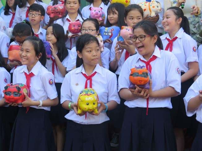 Thầy trò đập heo đất giúp đồng bào bị lũ