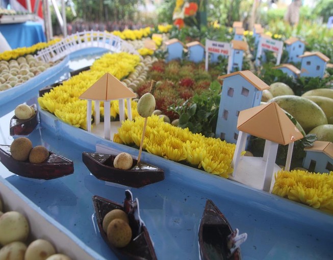 Về chợ nổi Phong Điền chiêm ngưỡng tạo hình trái cây