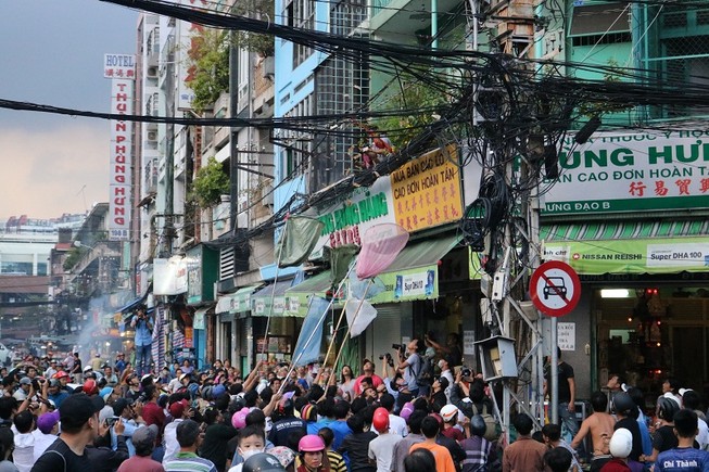 Hàng trăm người chen nhau cướp tiền, đồ cúng cô hồn