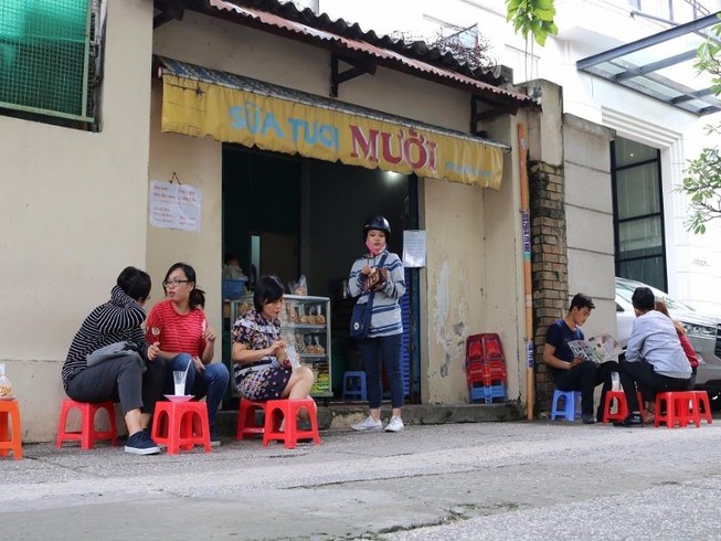Đến Sữa tươi Mười uống sữa, ăn bánh từ 5 giờ sáng