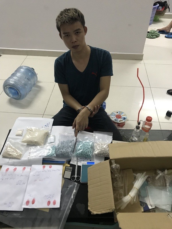 Thủ hung khí, đi xe phân khối lớn buôn ma túy