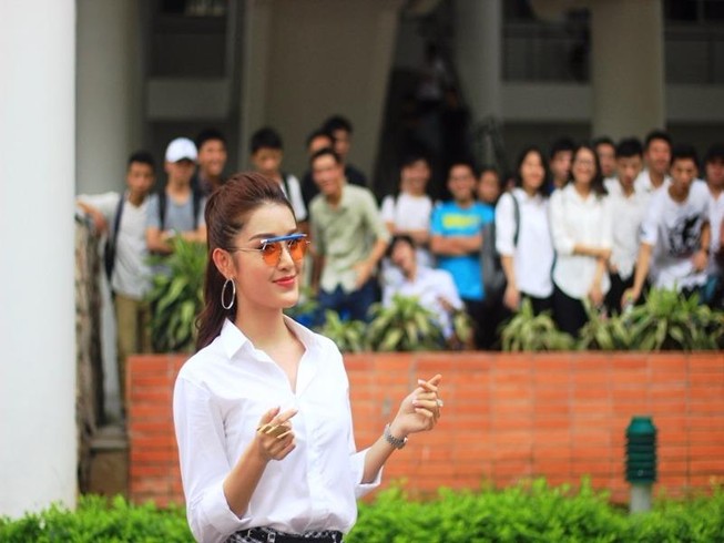 Nữ sinh Đại học Xây dựng làm lu mờ Á hậu Huyền My