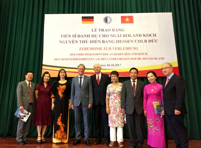 Nguyên Thủ hiến Đức nhận bằng tiến sĩ danh dự VN