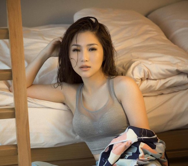 'Em gái mưa' Hương Tràm tung ảnh nóng bỏng tuổi 23