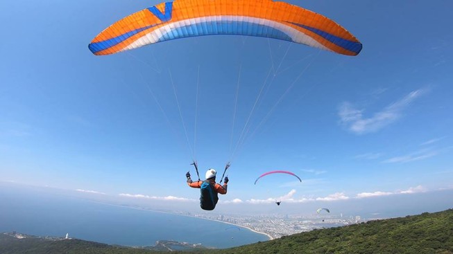 Bay dù lượn ngắm Đà Nẵng trên cao