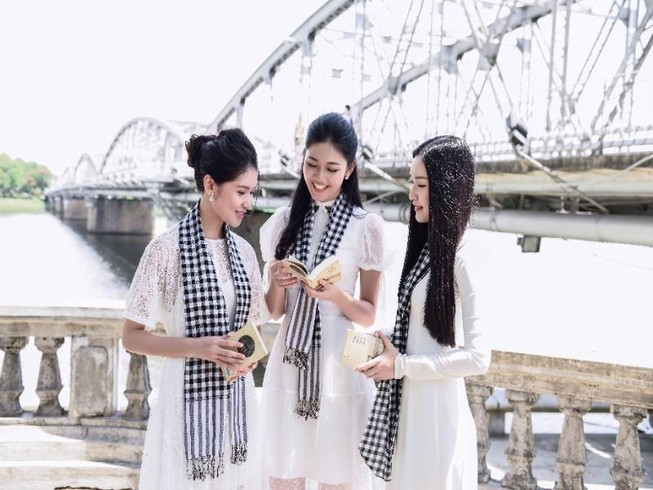 Ngẩn ngơ ngắm 'nàng thơ xứ Huế' trên siêu xe mui trần