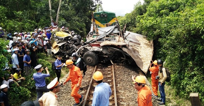 Không đóng chắn, tai nạn đường sắt, 2 người chết