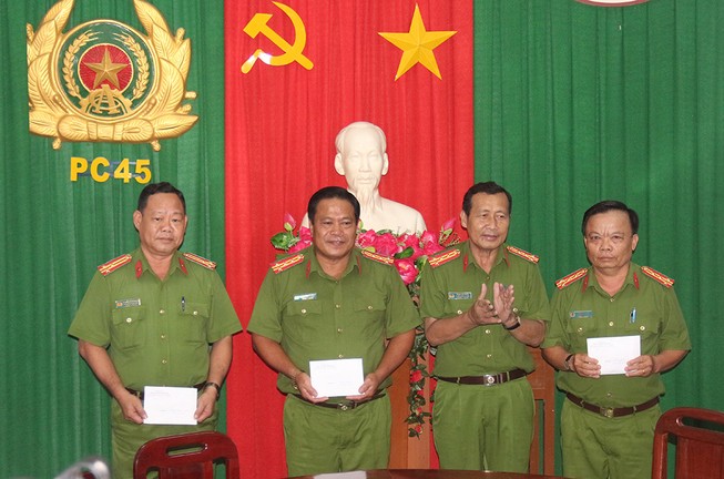 Phá vụ cướp ngân hàng, 3 tập thể được thưởng nóng