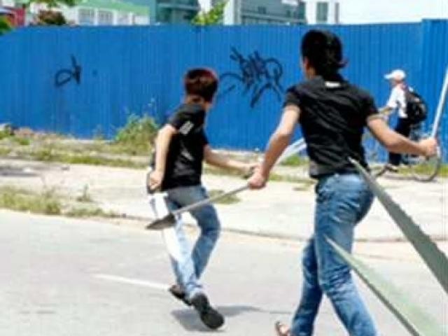 Cầm dao rượt chém công an xã, lãnh 9 tháng tù