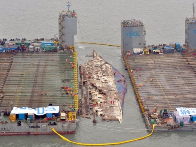 Hàn Quốc trục vớt phà Sewol tìm 9 thi thể mắc kẹt