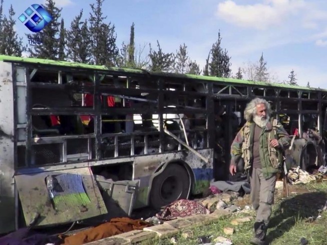 Xe chở người sơ tán ở Syria bị đánh bom, 100 người chết