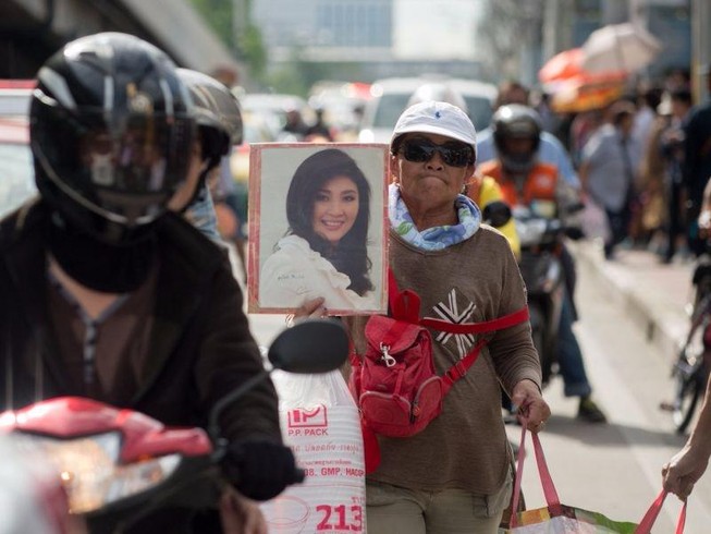 Đoàn xe chở bà Yingluck tới gần biên giới Campuchia