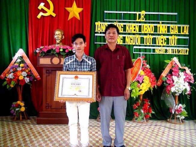 Khen thưởng thanh niên cứu được 5 học sinh đuối nước
