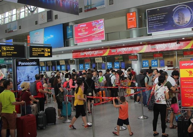 Nữ nhân viên hàng không bị khách ném điện thoại vào mặt