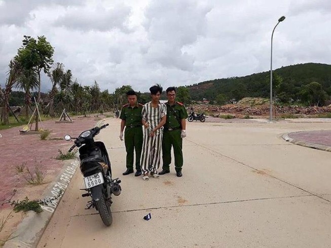 Đang tâm sự với bạn trai, cô gái bị hiếp dâm, cướp vàng