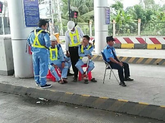 Phút thảnh thơi của nhân viên BOT Cai Lậy khi xả trạm