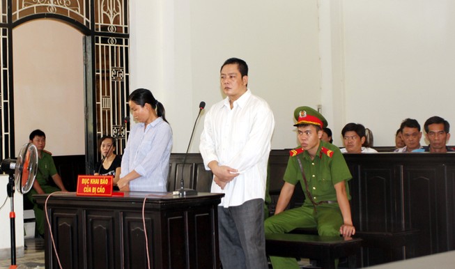 Thiếu phụ bắt tay công chứng viên lừa đảo