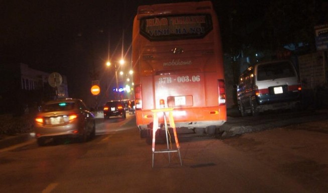 Xe gường nằm 'nằm' trên quốc lộ chờ... khách