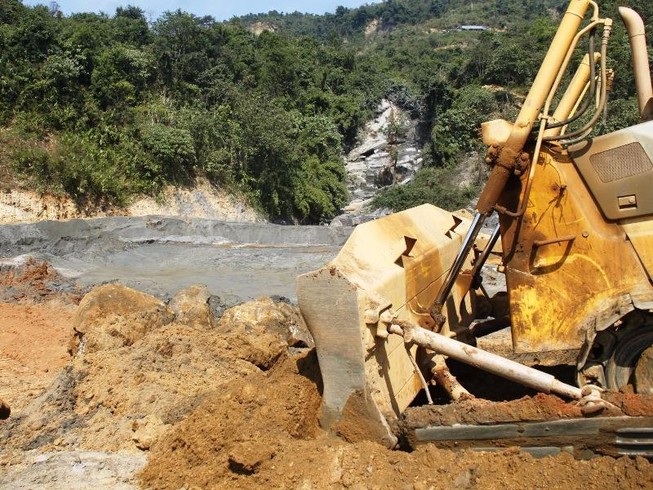 Yêu cầu điều tra toàn diện vụ vỡ đập chứa thải quặng