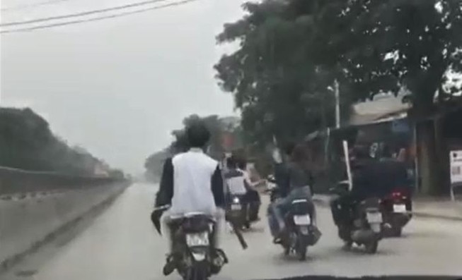 8 người đi xe máy bằng... chân, đánh võng bị triệu tập