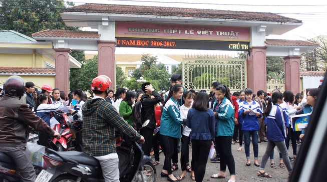 Nâng mức kỷ luật cô giáo bị học sinh tố trên Facebook