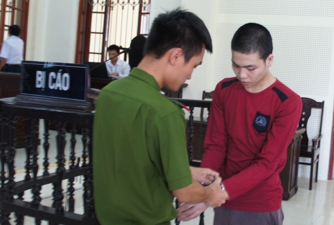 Đánh người nghi quan hệ với mẹ mình