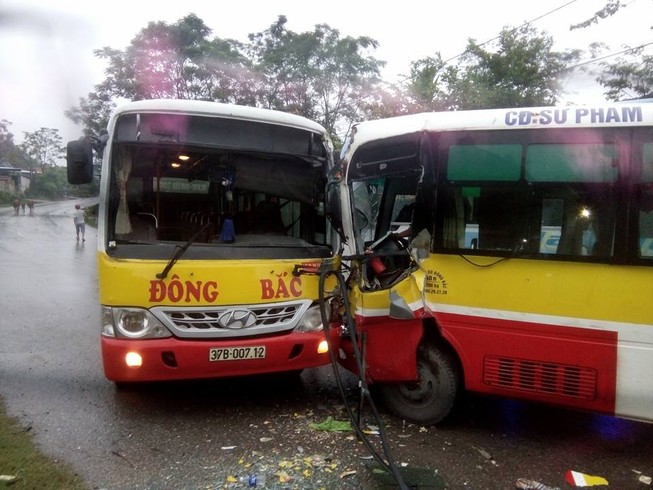 2 xe buýt đối đầu, tài xế bị thương, hành khách hoảng