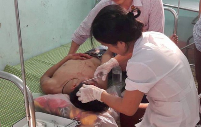 3 kẻ vào trường học nẹt pô, đánh thầy giáo, học sinh