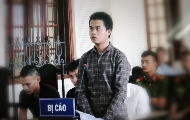 Đâm chết người khi đi dự đám cưới bị chặn đường, lãnh 7 năm tù