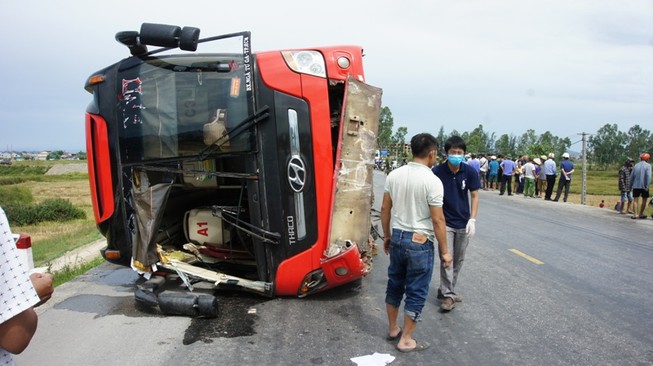 Tạm giữ tài xế vụ lật xe khách 4 cha con thương vong